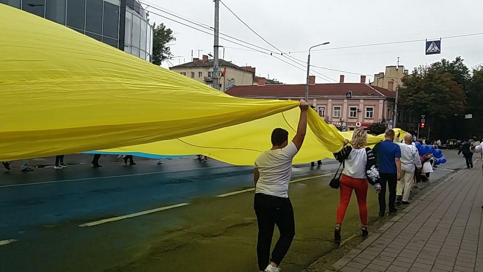 30-метровий стяг пронесли вулицями Франківська у День Незалежності 4