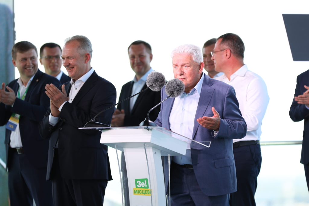 Лікарі, професори, молодь: кого з’їзд «Слуги Народу» висунув у мери 1