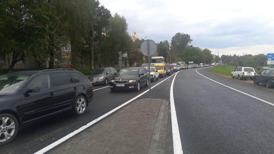 "Увірвався терпець": мешканці 6 сіл заблокували національну автотрасу в Долині 1
