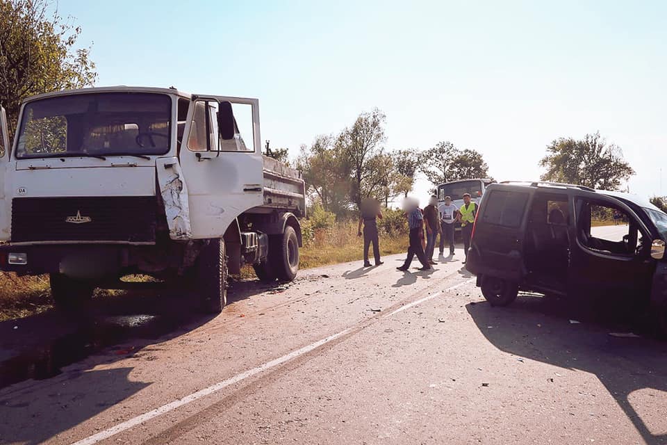 У Малому Гвіздці "Fiat Doblo" на зустрічці влетів у вантажівку 1