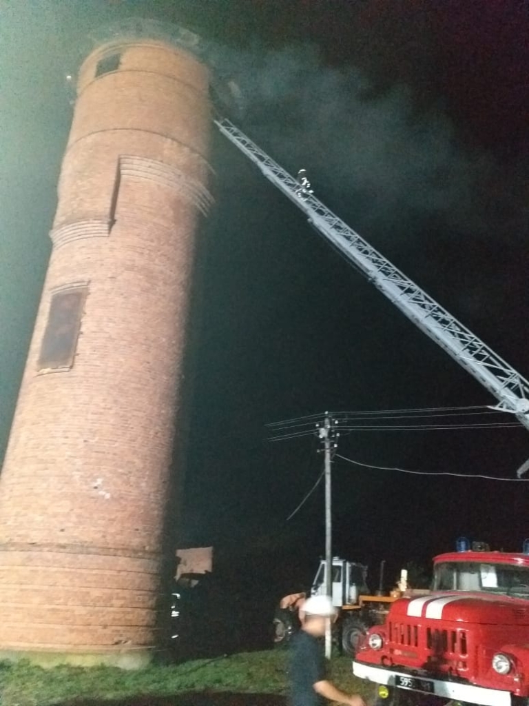 У Тисмениці загорілася вежа – з штрафмайданчика під нею витягали авто 2