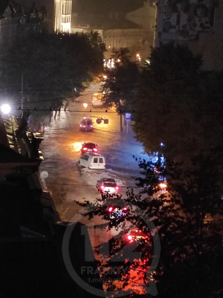Місто пливе: злива затопила у Франківську з десяток вулиць та авто 3