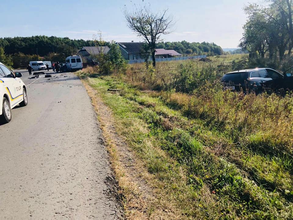 Водій "Мазди" не справився з керуванням - поліція розслідує ДТП на Коломийщині, де 4 травмованих 1
