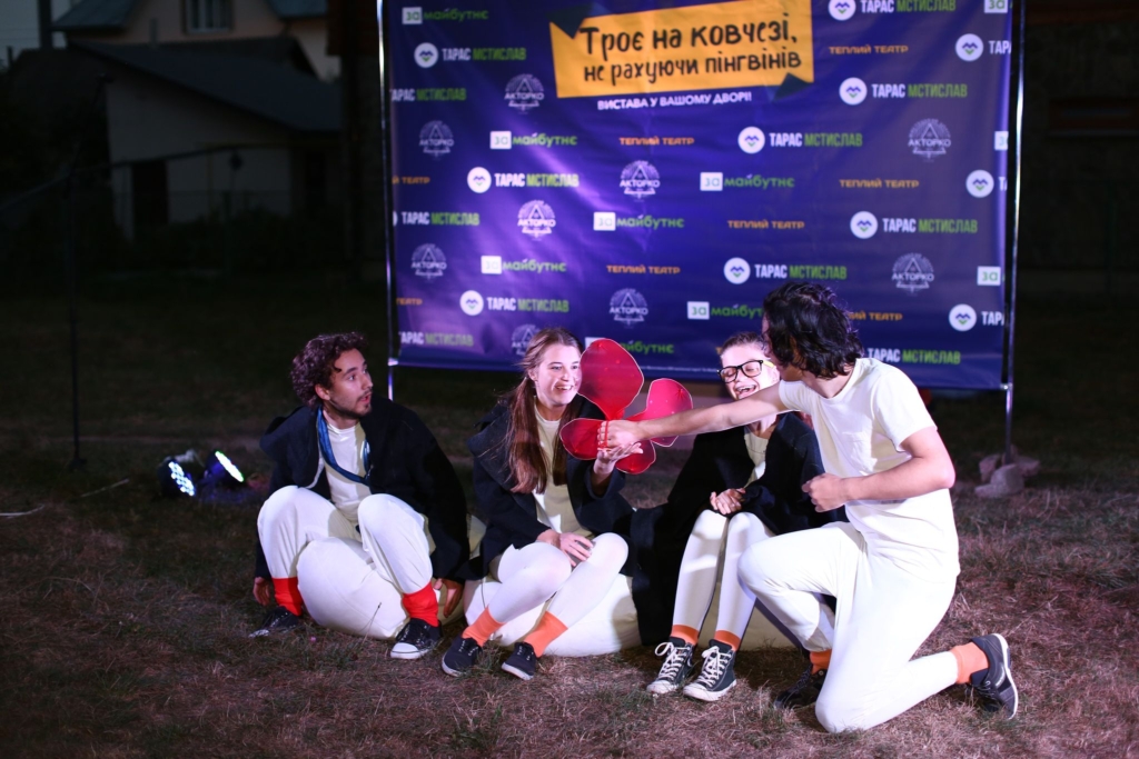 «Майбутнє, що крокує попереду»: юні франківські актори презентували виставу просто неба 3