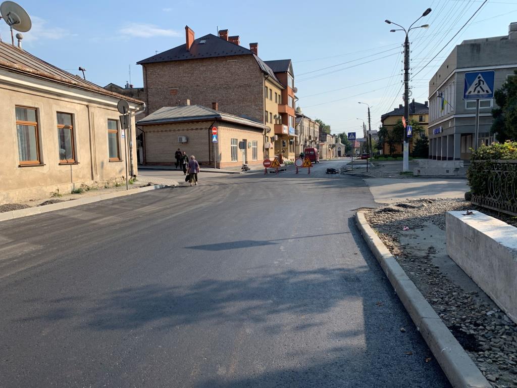 У Коломиї фірма ПБС за ніч відремонтувала вулицю Шевченка 1