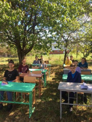 В селі на Прикарпатті уроки проводять у шкільному саду 2