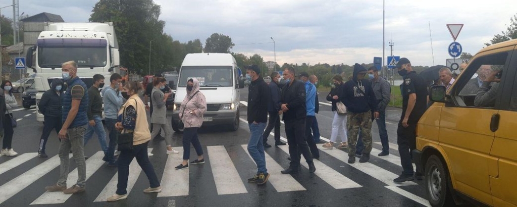 "Увірвався терпець": мешканці 6 сіл заблокували національну автотрасу в Долині 2