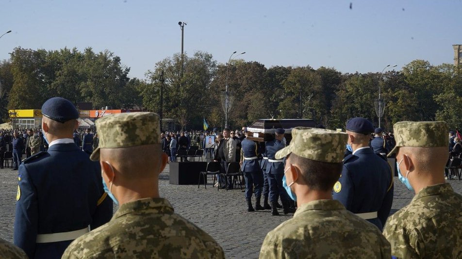 Люди стали на коліна: у Харкові попрощалися з курсантами та офіцерами, які загинули в катастрофі військового літака 1