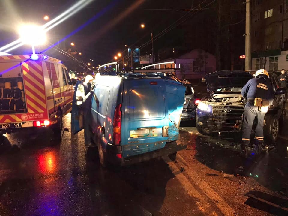 У Франківську в масштабній аварії, яку спровокував п'яний водій, побилися 5 машин - двоє дітей в лікарні. ОНОВЛЕНО 4
