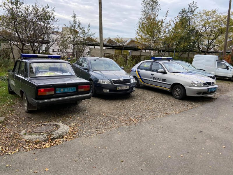 У Долині обстріляли авто з агітками 1