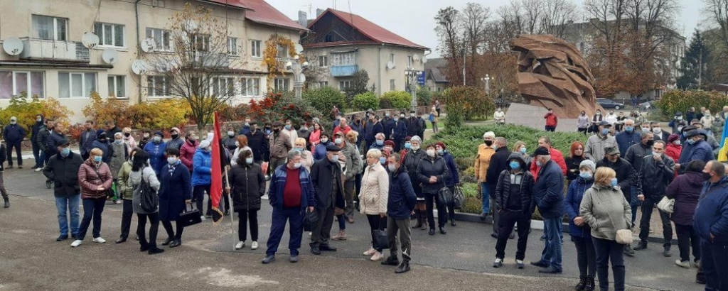 Мешканці Олешанської ОТГ мітингували на підтримку голови громади, якого поліція затримала з хабарем 1