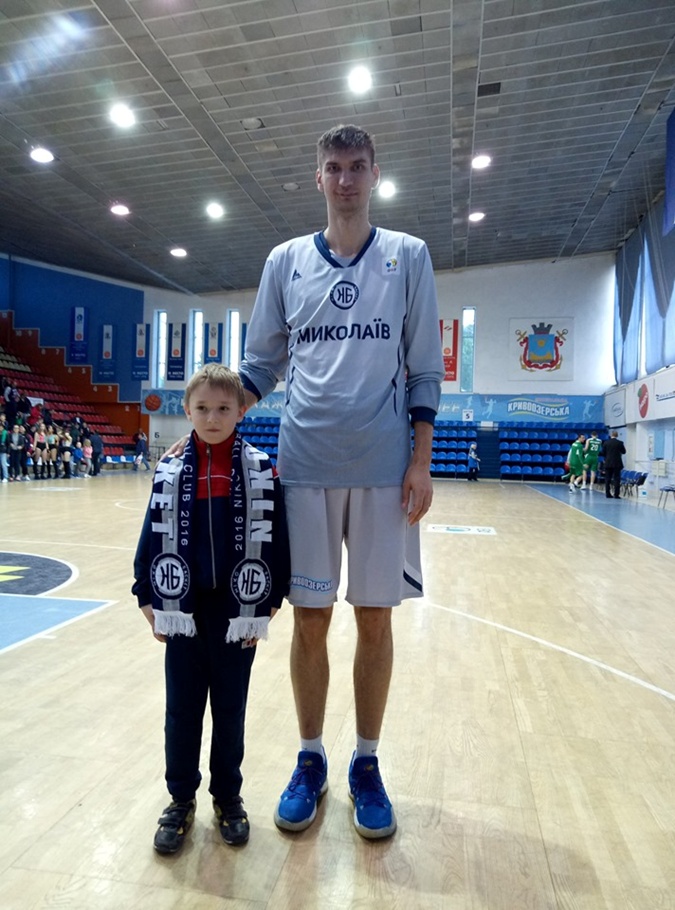 У Франківську живе і грає в баскетбол найвищий українець 1
