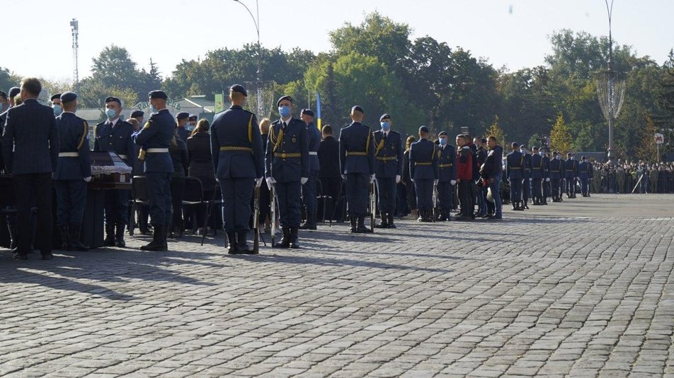 Люди стали на коліна: у Харкові попрощалися з курсантами та офіцерами, які загинули в катастрофі військового літака 2