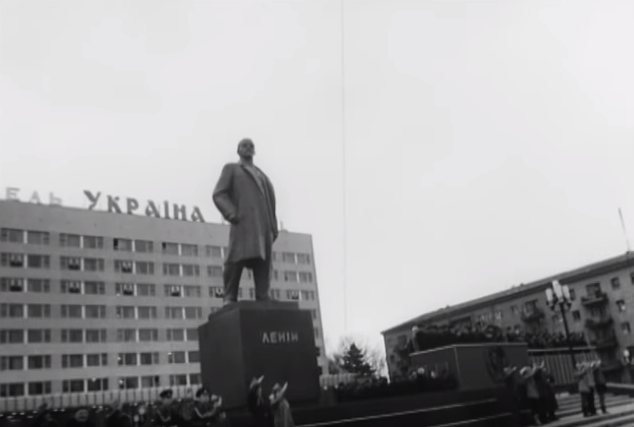 Комуністи під кран не лягали: 30 років тому у Франківську повалили Леніна 1