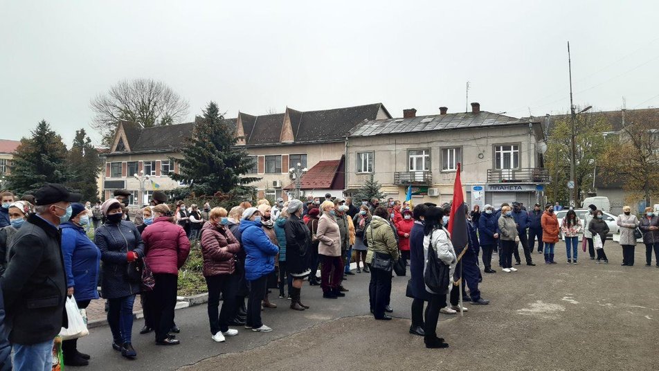 Мешканці Олешанської ОТГ мітингували на підтримку голови громади, якого поліція затримала з хабарем 3