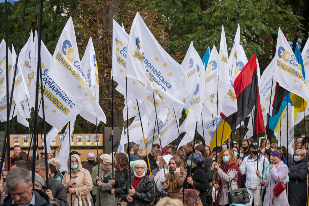 У Франківську велелюдною ходою вшанували захисників України 3