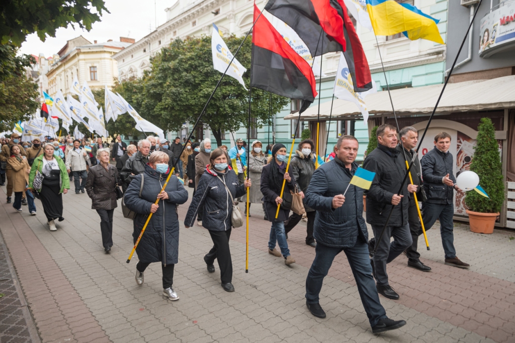 У Франківську велелюдною ходою вшанували захисників України 11