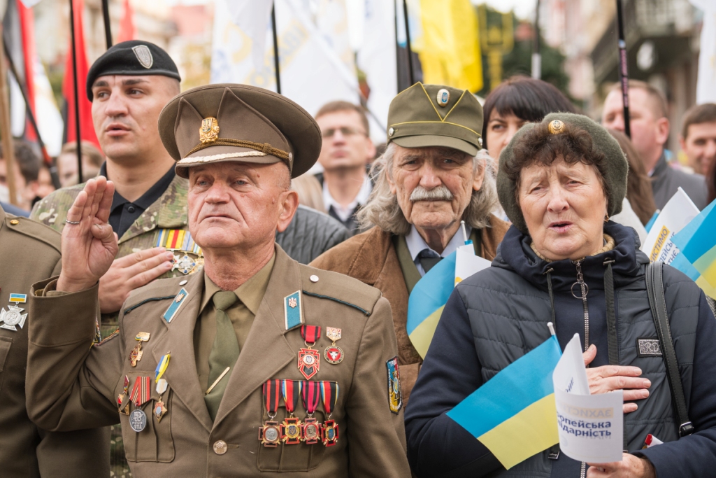 У Франківську велелюдною ходою вшанували захисників України 16