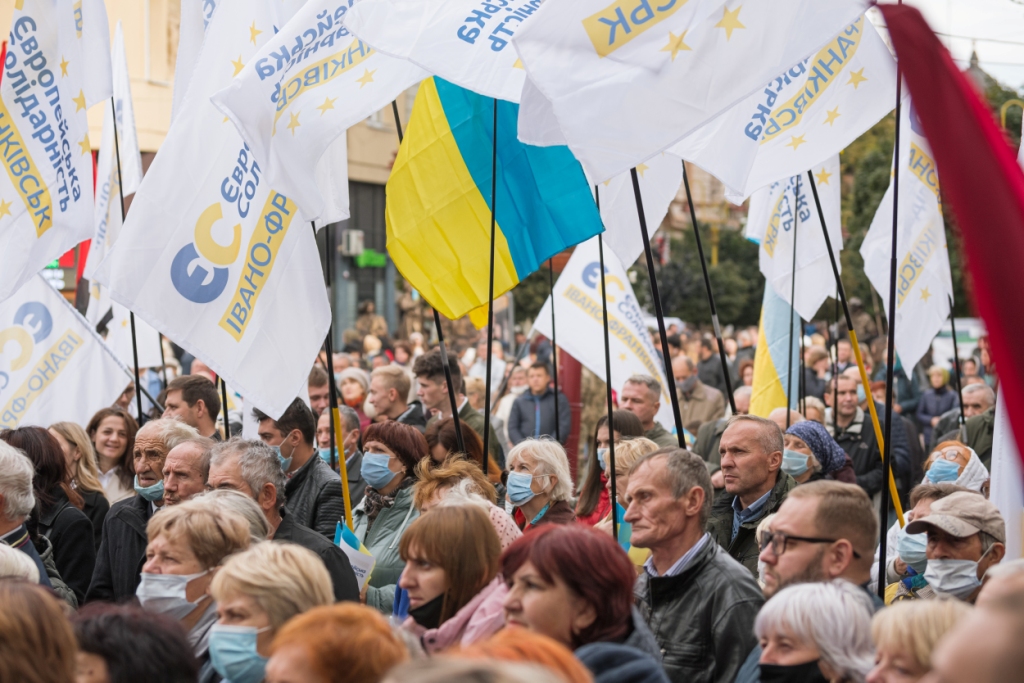 У Франківську велелюдною ходою вшанували захисників України 18
