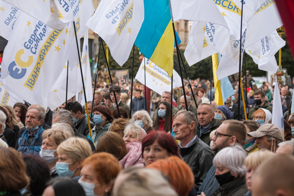 У Франківську велелюдною ходою вшанували захисників України 19