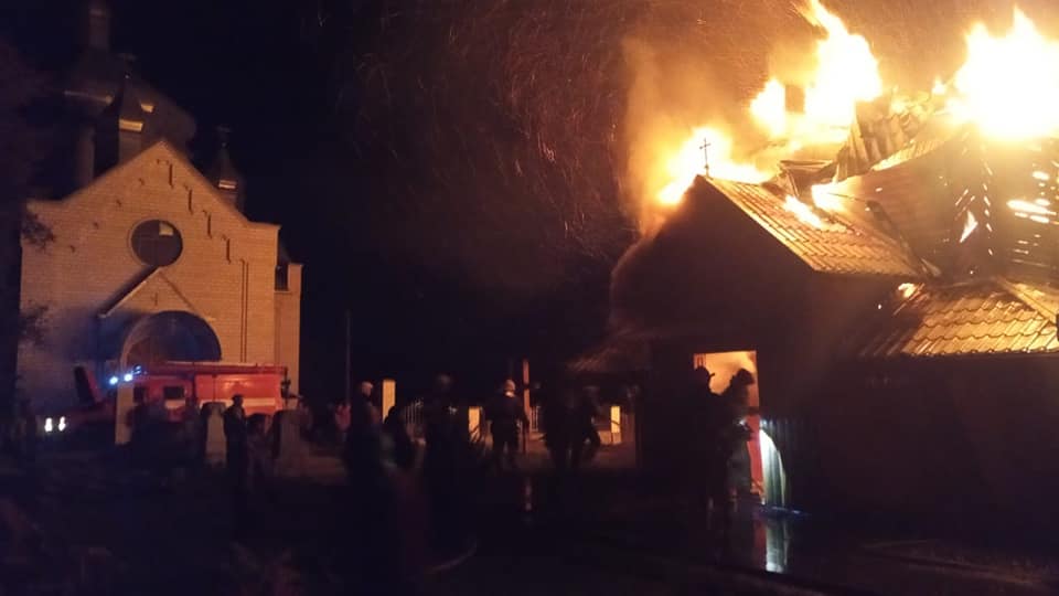 На Долинщині горить старовинна церква. ФОТО 1
