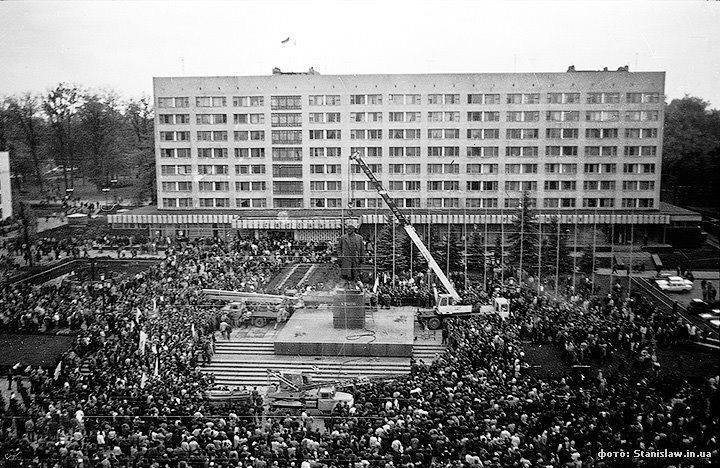 Комуністи під кран не лягали: 30 років тому у Франківську повалили Леніна 2