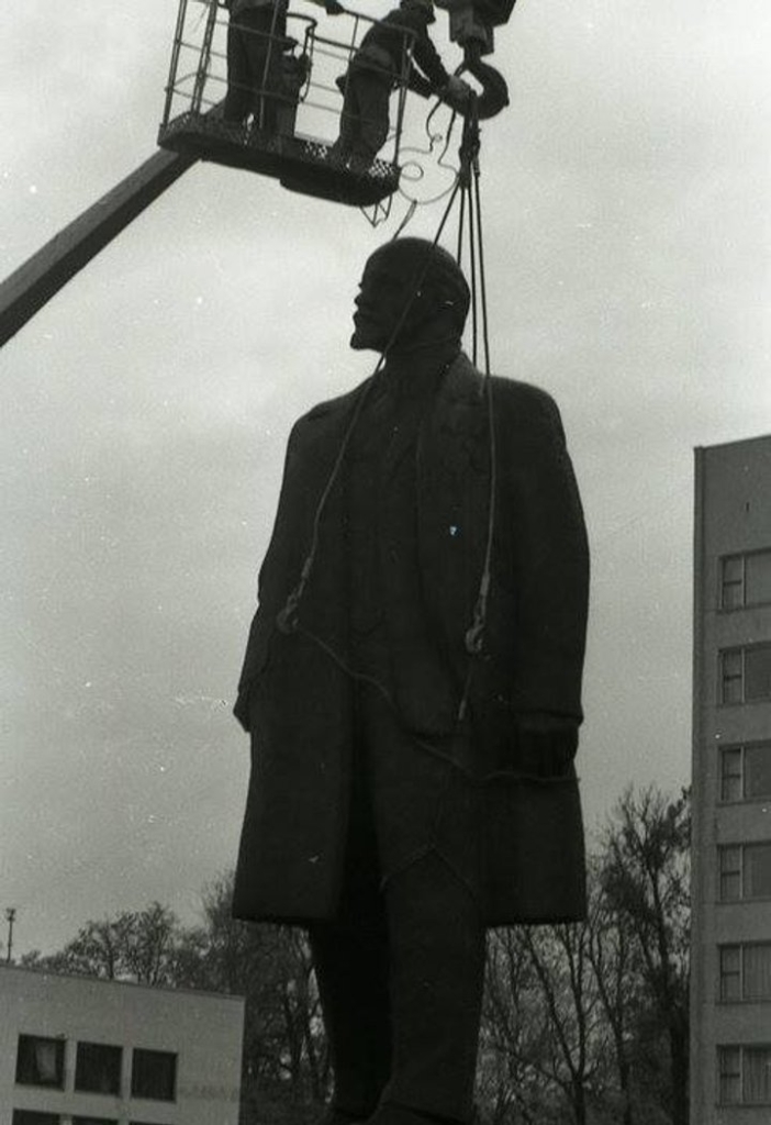 Комуністи під кран не лягали: 30 років тому у Франківську повалили Леніна 3