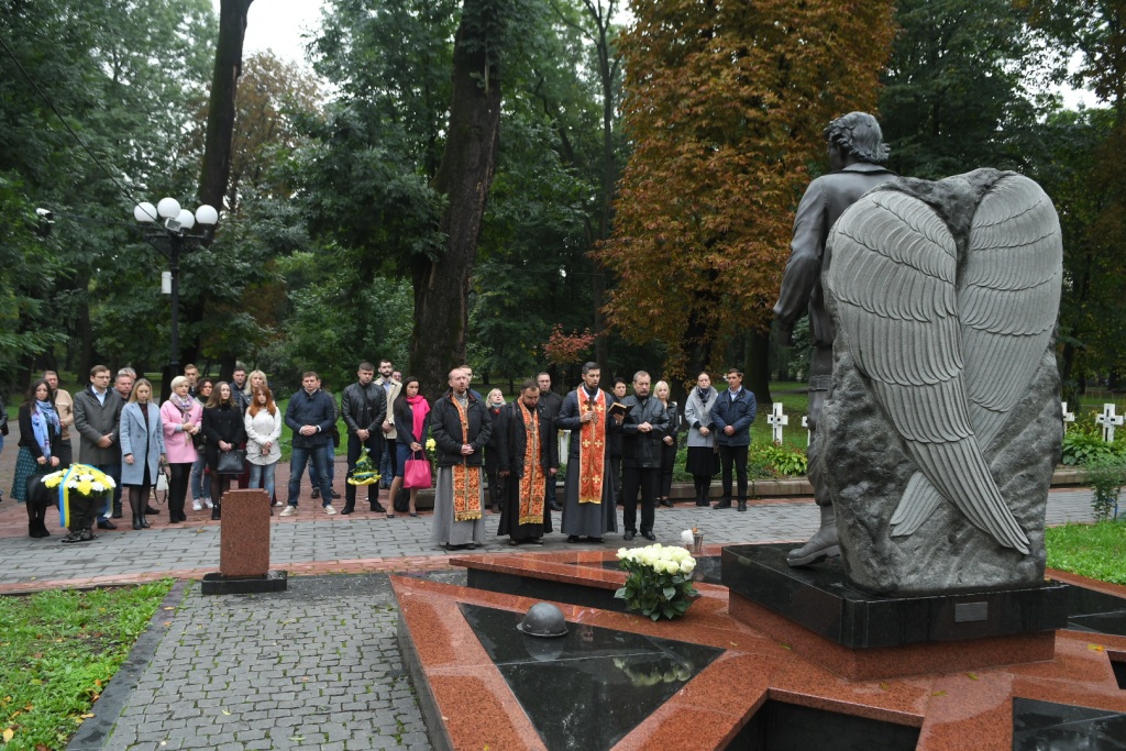 Франківськ пам'ятає: у Меморіальному сквері вшанували Романа Гурика – Героя Небесної Сотні 3