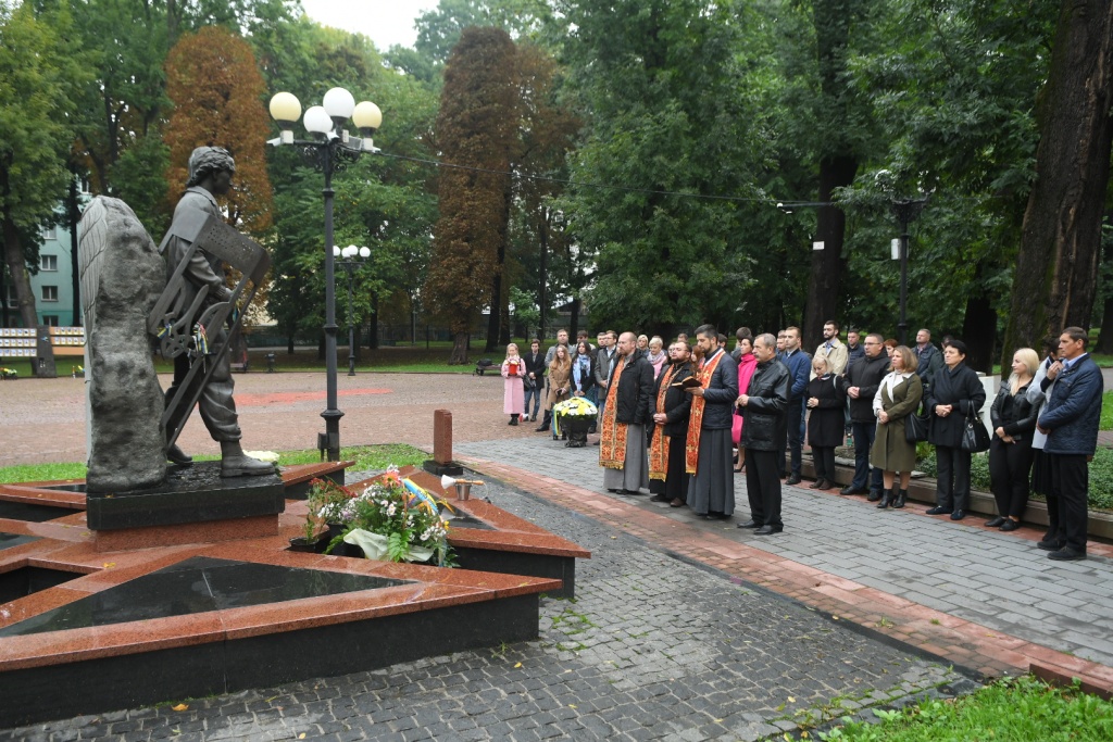 Франківськ пам'ятає: у Меморіальному сквері вшанували Романа Гурика – Героя Небесної Сотні 5