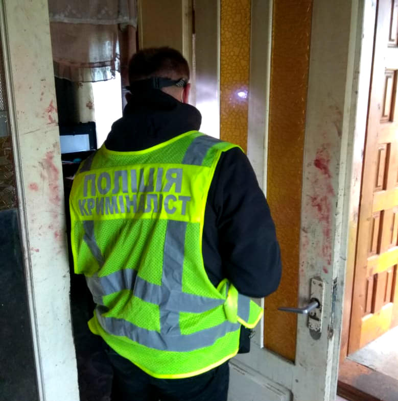 Поліцейські затримали прикарпатця, який п'яним зарубав знайомого 2