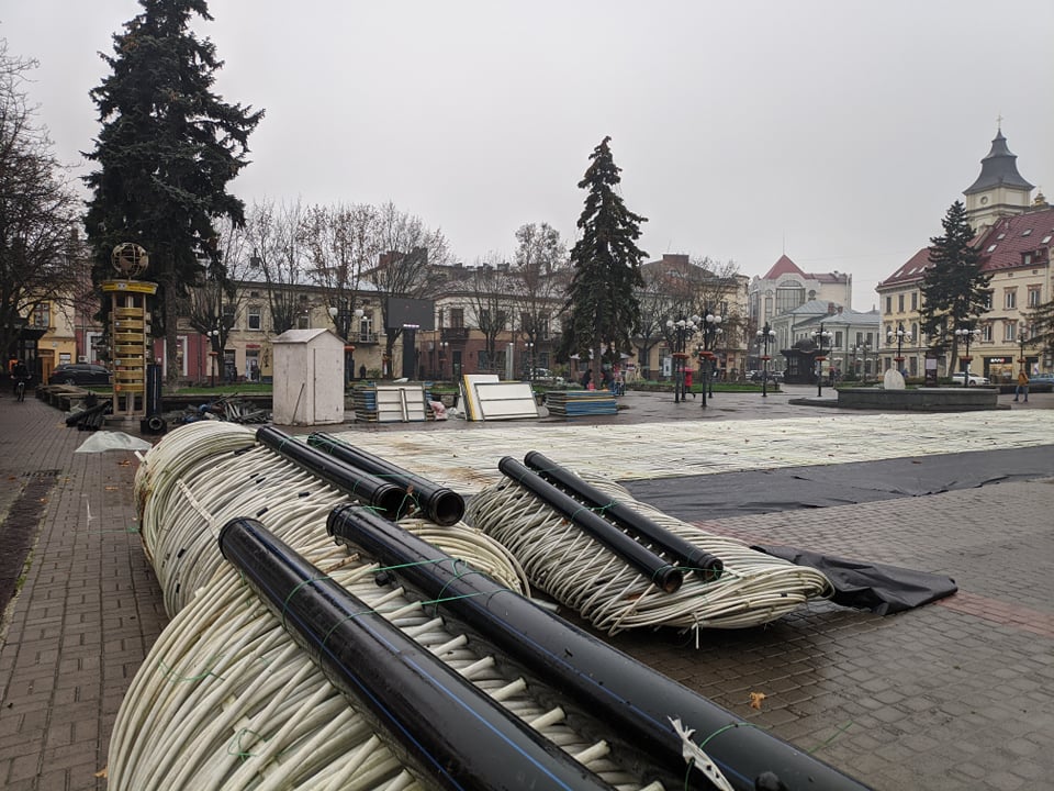 На площі Ринок змонтували ковзанку – відкриття на початку грудня 2