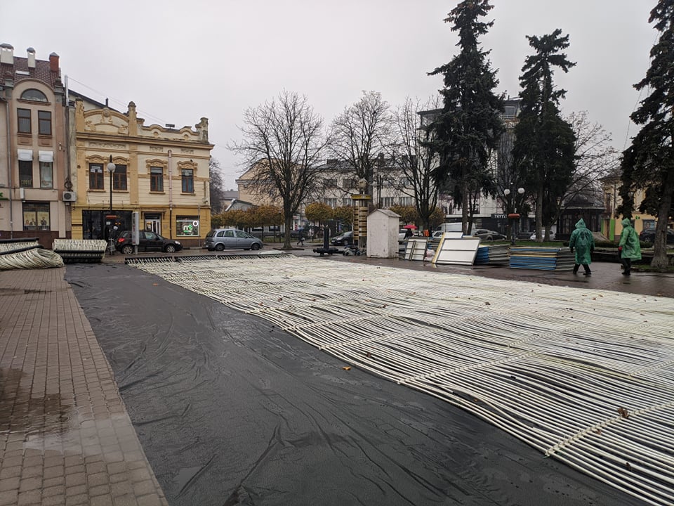 На площі Ринок змонтували ковзанку – відкриття на початку грудня 1