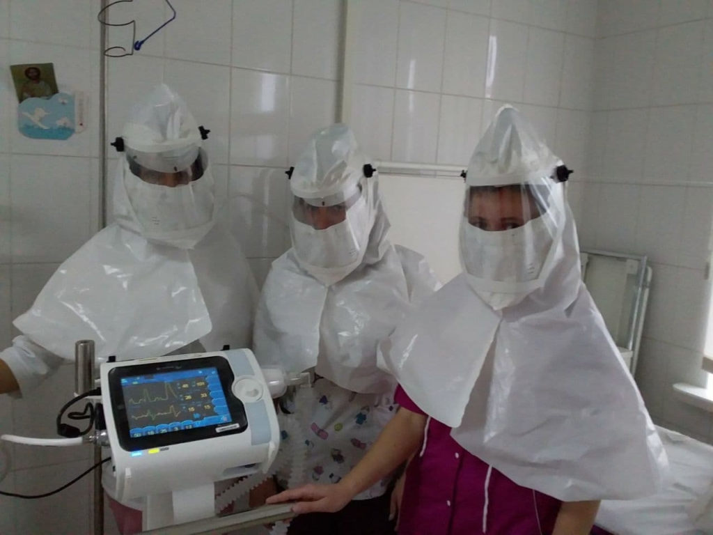 Захисні маски PAPR від інженерів з Харкова випробували в обласній дитячій лікарні 3
