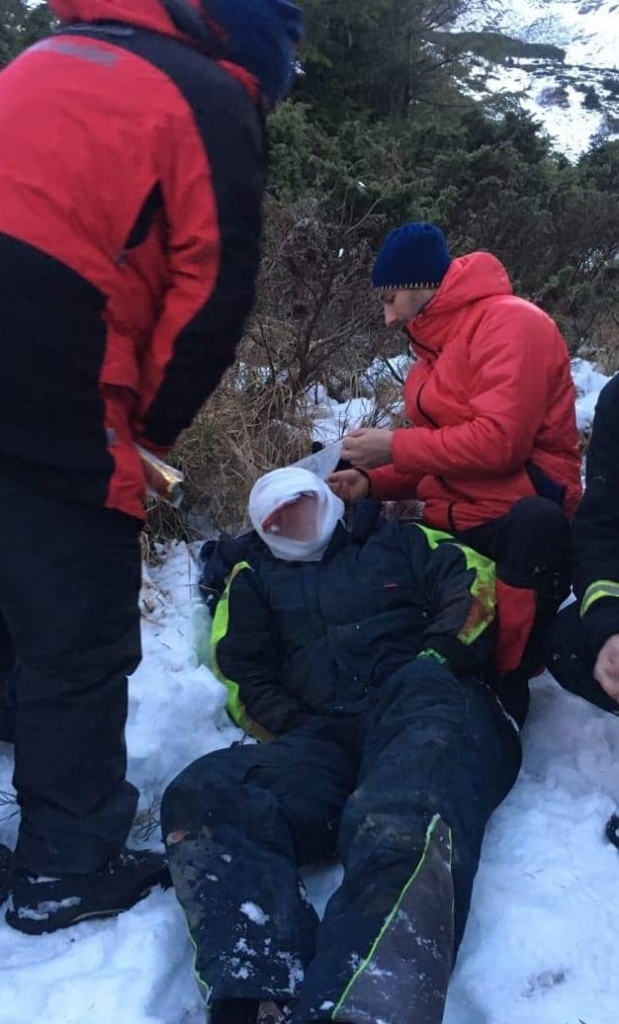 Прикарпатські рятувальники допомогли туристу, який травмувався при спуску з Говерли 1