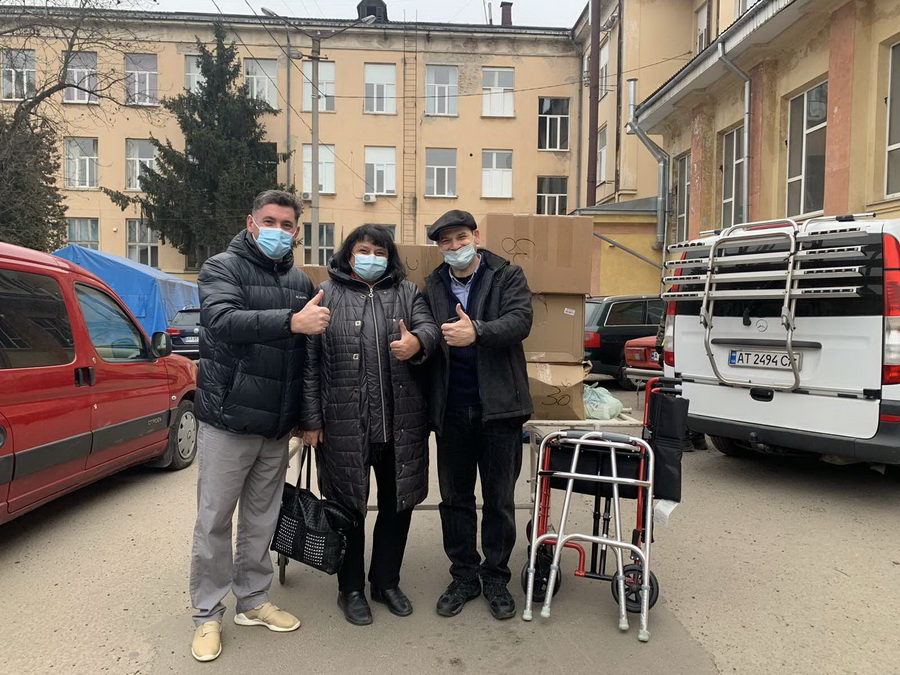 Студенти-медики у Франківську передали допомогу онкохворим дітям і пацієнтам лікарні №1 2
