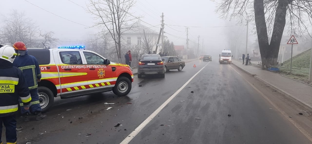 На Надвірнянщині зіткнулися три автівки 2