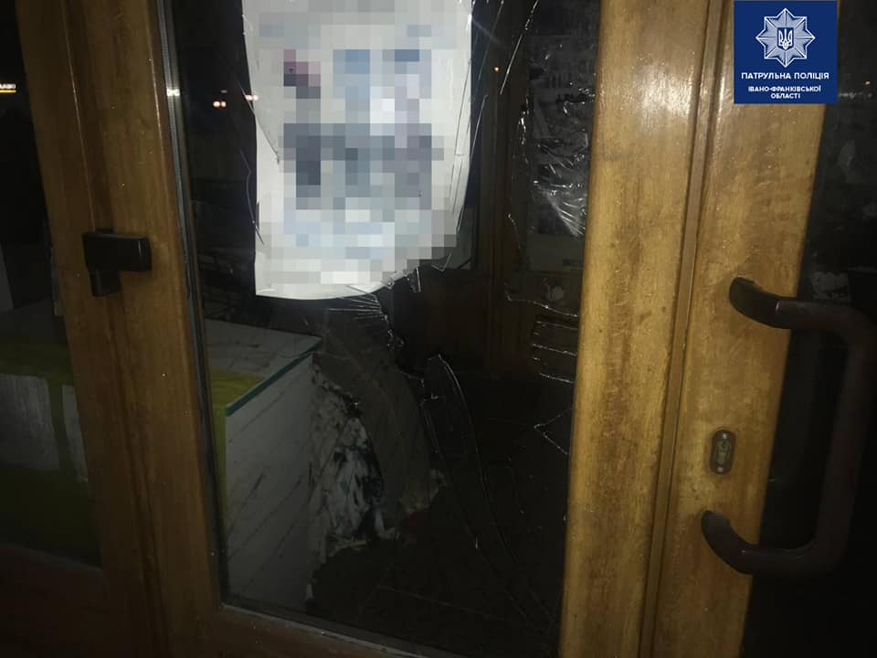 У Франківську затримали хулігана, який розбив вікно в облдержадміністрації 1