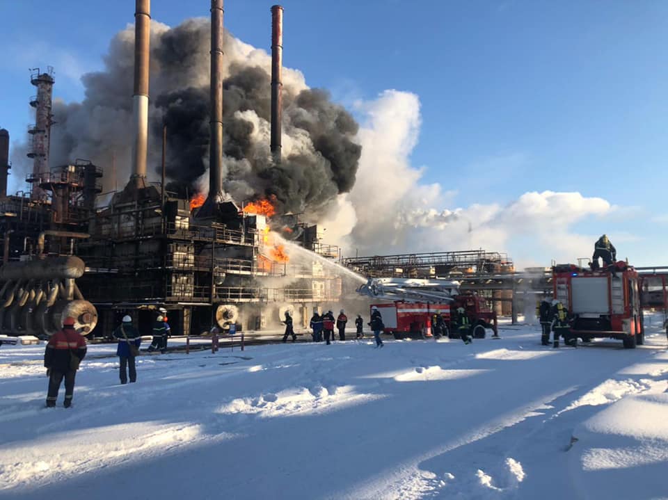 У Калуші понад пів сотні рятувальників гасили пожежу на "Карпатнафтохімі". ВІДЕО 1