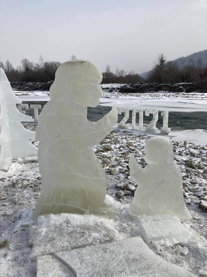 На Пруті звели льодове містечко - святили воду 5