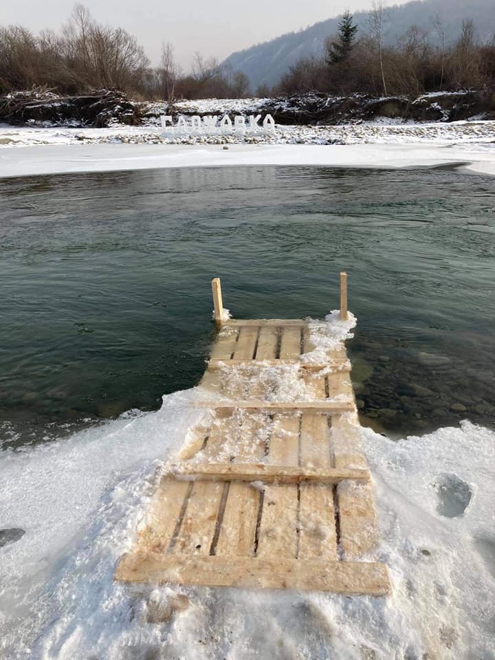 На Пруті звели льодове містечко - святили воду 13