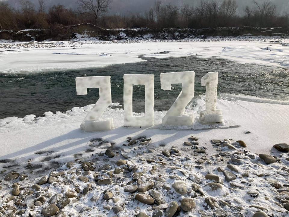 На Пруті звели льодове містечко - святили воду 4