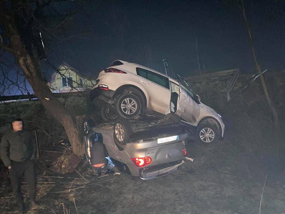 У Микуличині впродовж кількох годин три автівки злетіли з дороги в одному місці. ФОТО 1