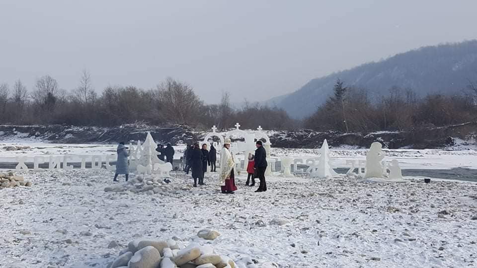 На Пруті звели льодове містечко - святили воду 2