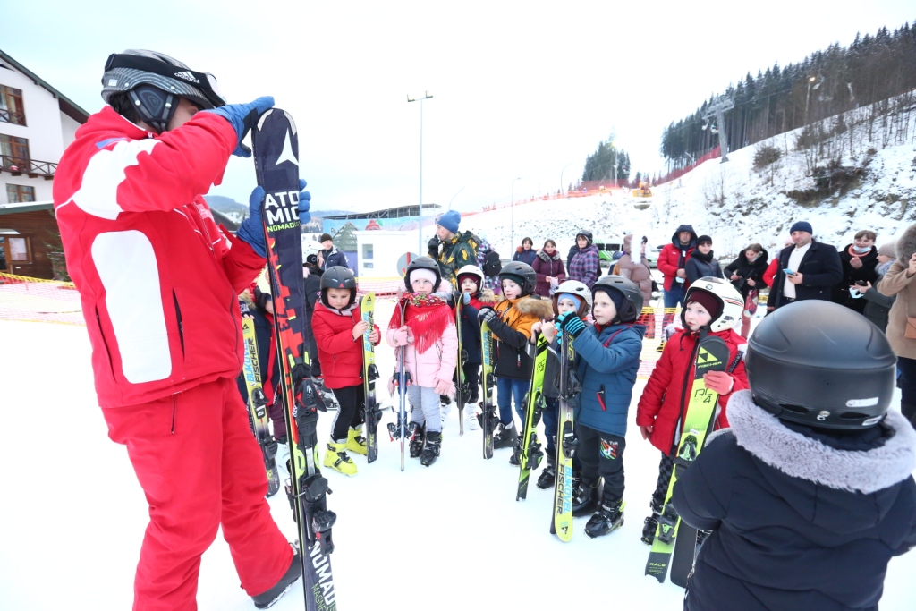 Дітей вчать кататися на лижах