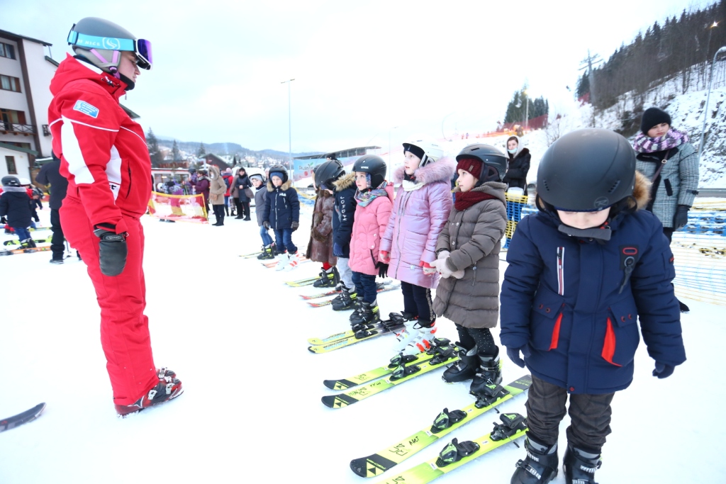 У Буковелі дітей вчать кататися на лижах