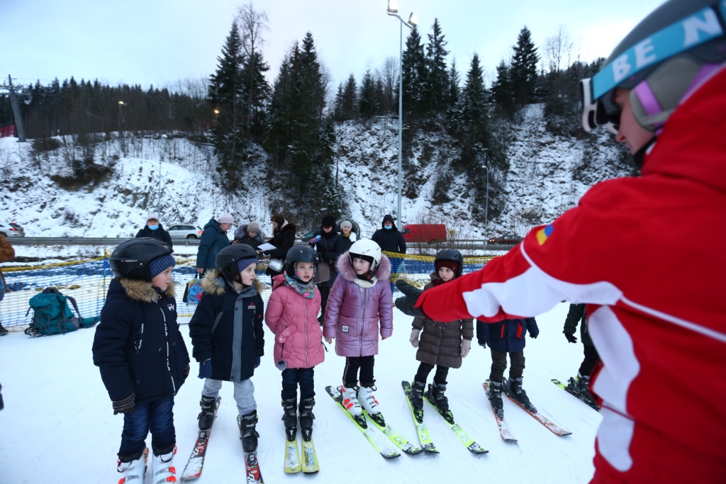 У Буковелі триває програма безкоштовного навчання першокласників катанню на лижах
