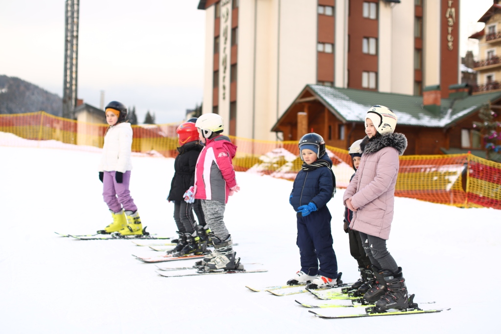 Першокласники з Солотвина безкоштовно навчалися у Буковелі катанню на лижах 1