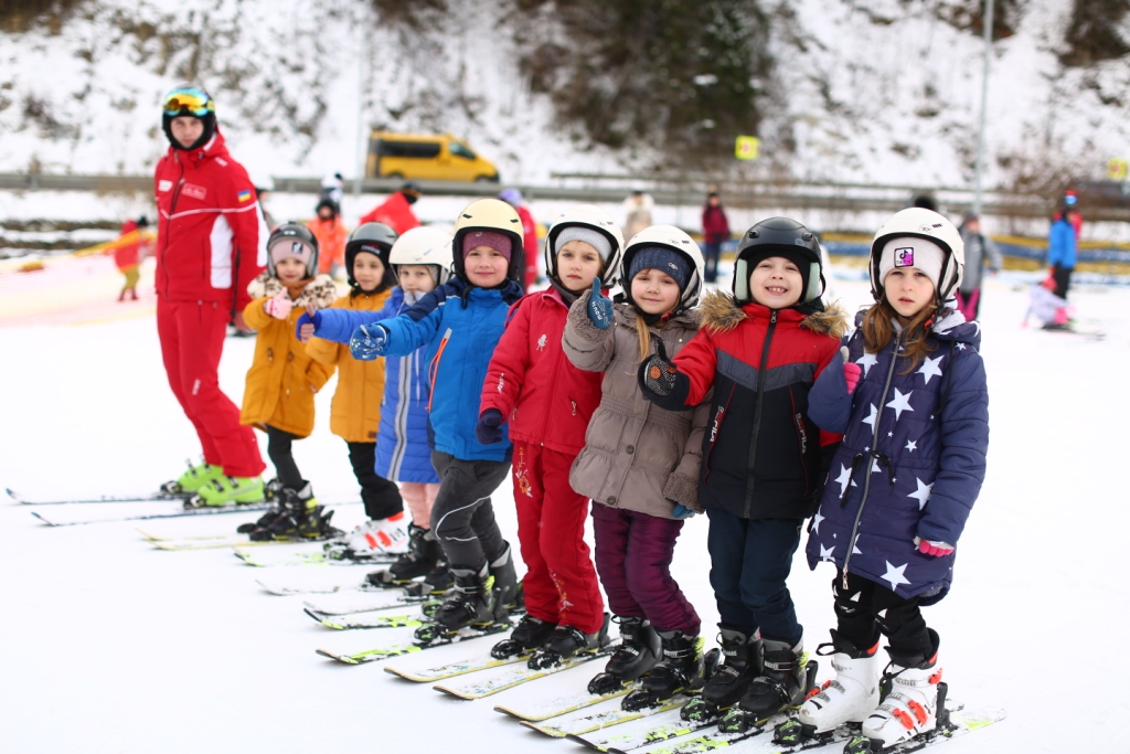 Першокласники з Солотвина безкоштовно навчалися у Буковелі катанню на лижах 4