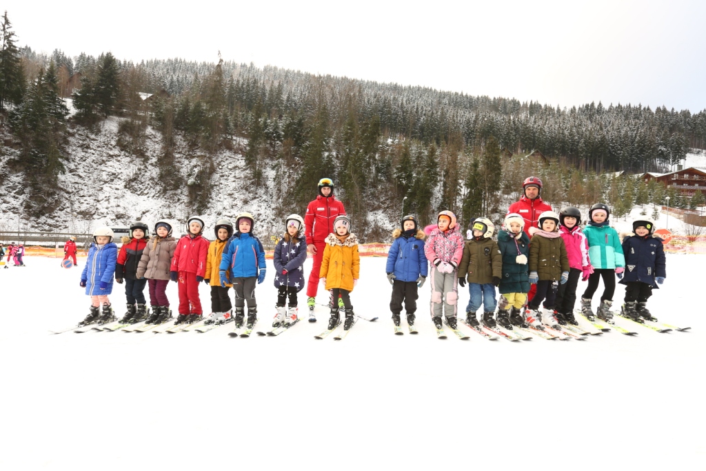 Першокласники з Солотвина безкоштовно навчалися у Буковелі катанню на лижах 6
