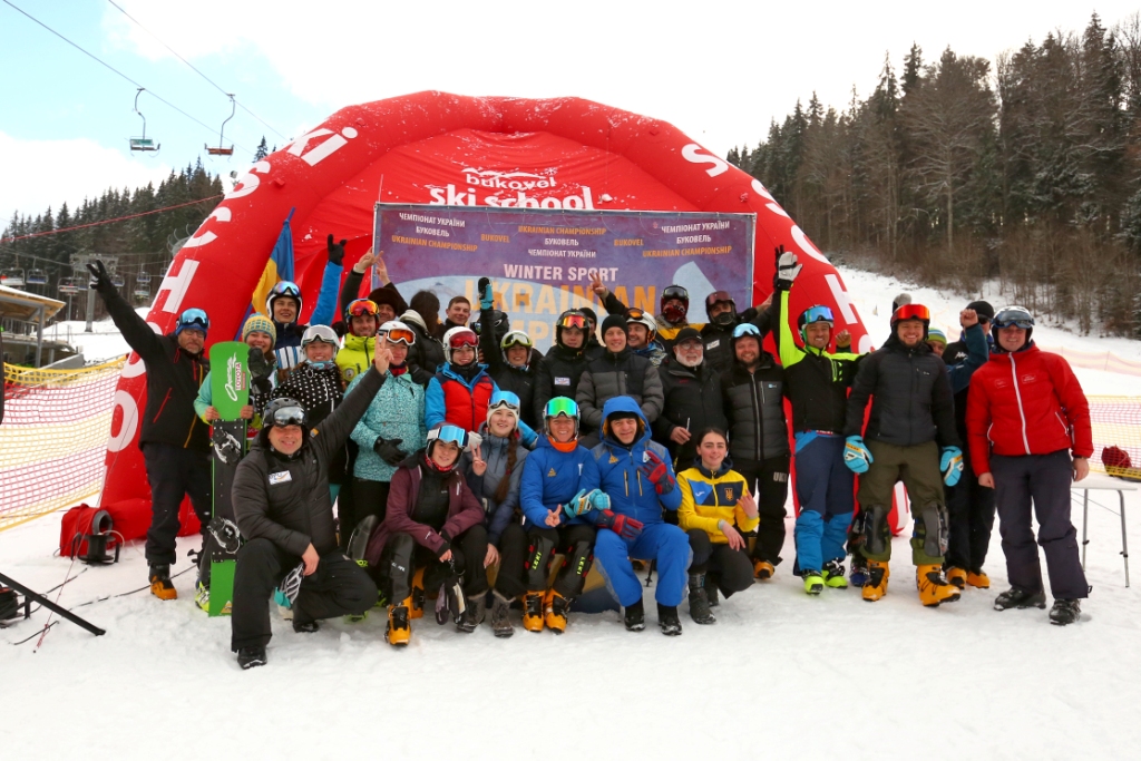 учасники чемпіонату зі сноубордингу в Буковелі